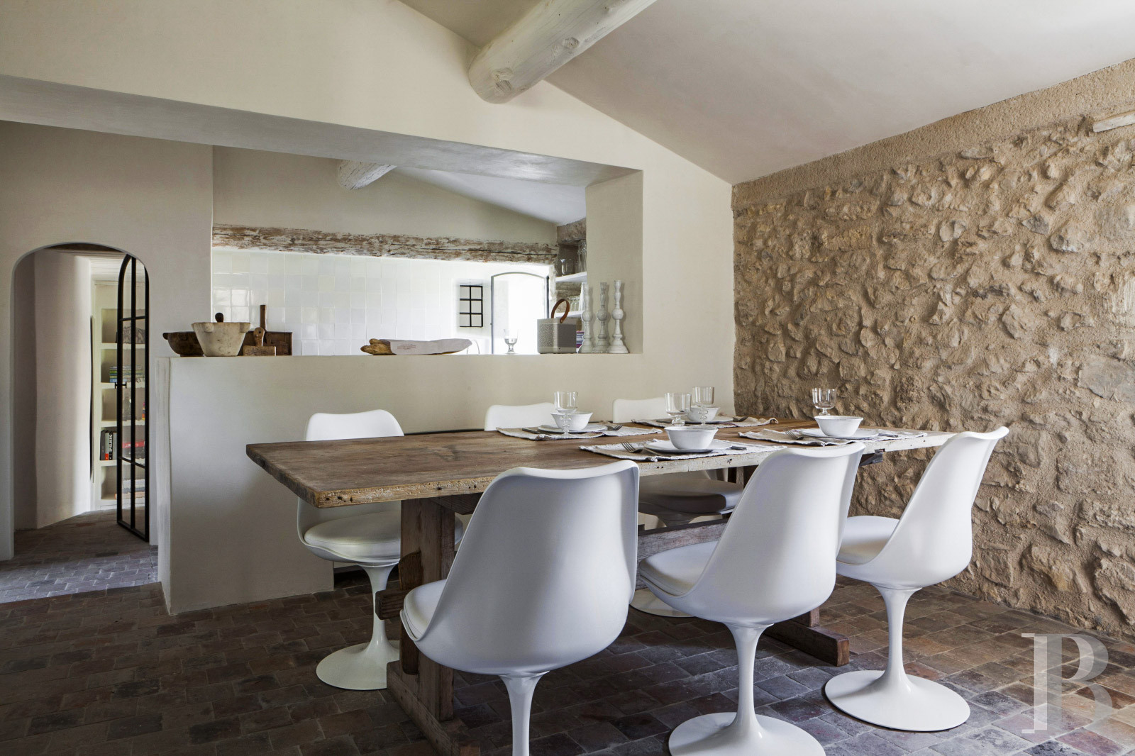 Dans les Bouches-du-Rhône, entre Avignon et Arles, une maison de village des 13e et 14e siècles - photo  n°8